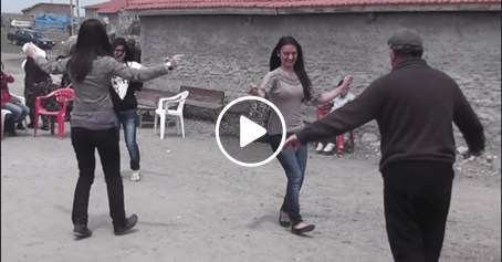 Dede torundan mükemmel kaval havası. Kesinlikle izlemeye değer