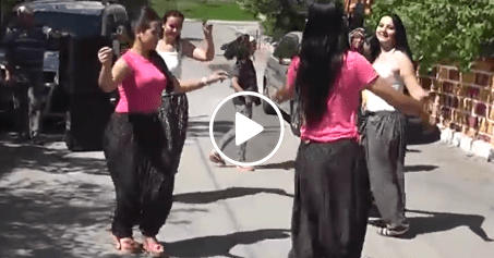 Şalvarlı köy kızları düğünde fena döktürmüşler