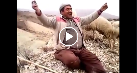 Koyun güderken türkü söyleyen komik çoban amca